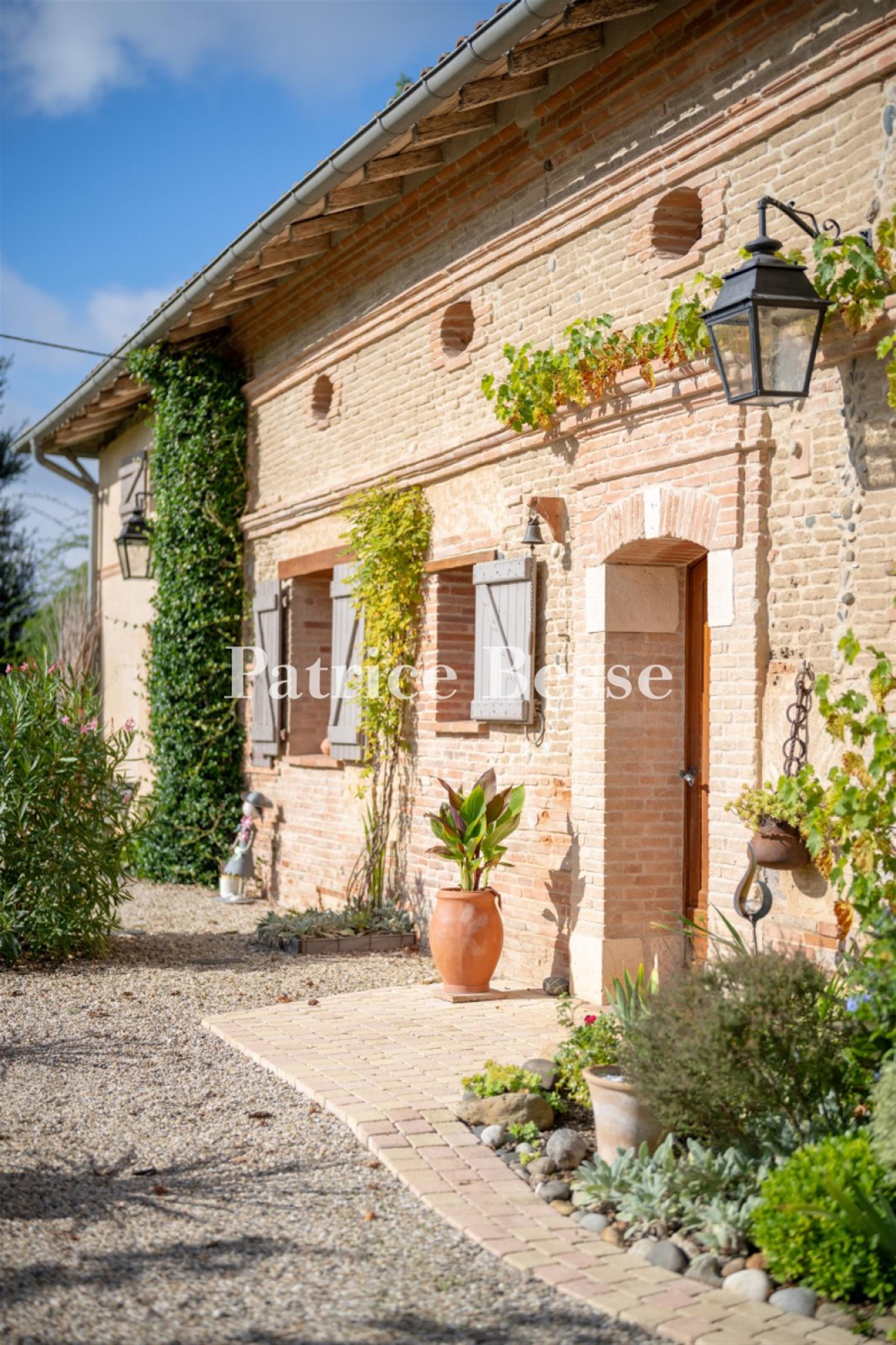 In der Region Okzitanien, zwischen Toulouse und Montauban, entlang des Tarn, befindet sich ein Baue