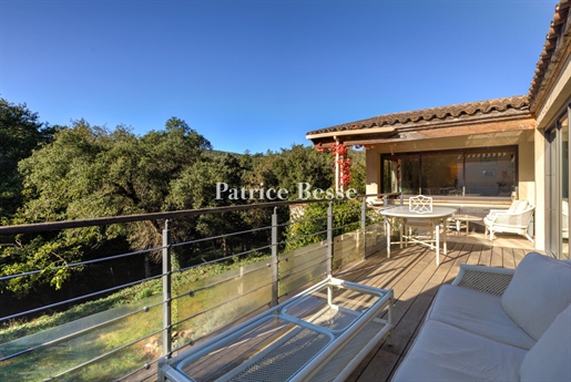 A contemporary villa surrounded by peaceful grounds of almost 1 ha, close to the village of Saint-Tr