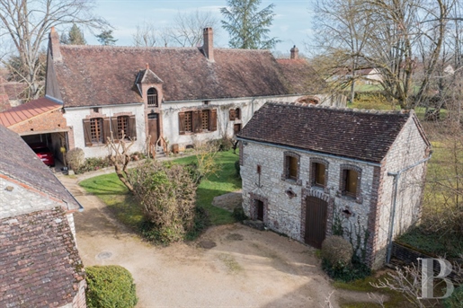 À 1 h 30 de Paris, en Bourgogne, une élégante maison de village du 18e s entourée de ses dépendances