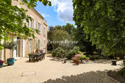 Zeer dicht bij Angers en aan de oevers van de Loire, een comfortabele residentie met park en bijgeb