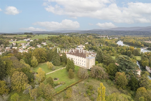 A 117 m² flat with panoramic views in a listed 15th century castle with over 2 ha of grounds in the