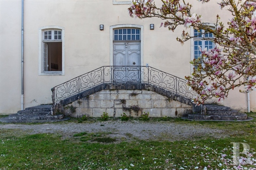 Dans l'Ain, entre Lyon et Genève, un appartement de 117 m² avec vue panoramique dans un château du 1