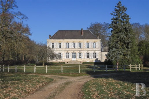 A neoclassical chateau with an 18th-century chapel in 23 hectares of grounds near the city of Amiens