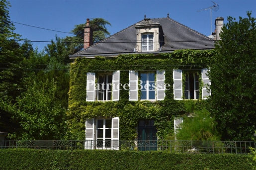 Em Chaumont, na Champagne Meridional, Uma casa de mestre do século XIX e seu parque notável.