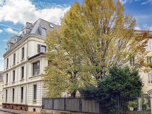 Offices in an elegant 19th-century edifice in Mulhouse city centre, opposite a park.
