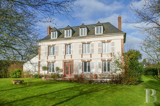A former parsonage and its outbuilding set in over 3,000 m² of grounds in a small, peaceful village
