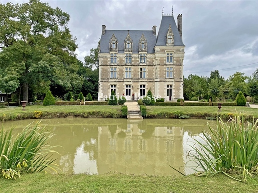 Proche d'Angers, dans un parc de plus de 3 ha, un château du 19e s et ses dépendances.