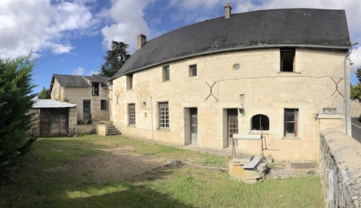 An unfinished property in Chinon awaiting renovation, comprising a building, an annexe and a garden.