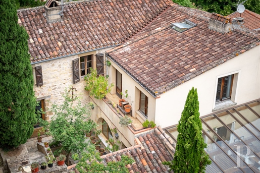 An unusual village house with swimming pool and garden in the heart of the medieval town of Cordes-s