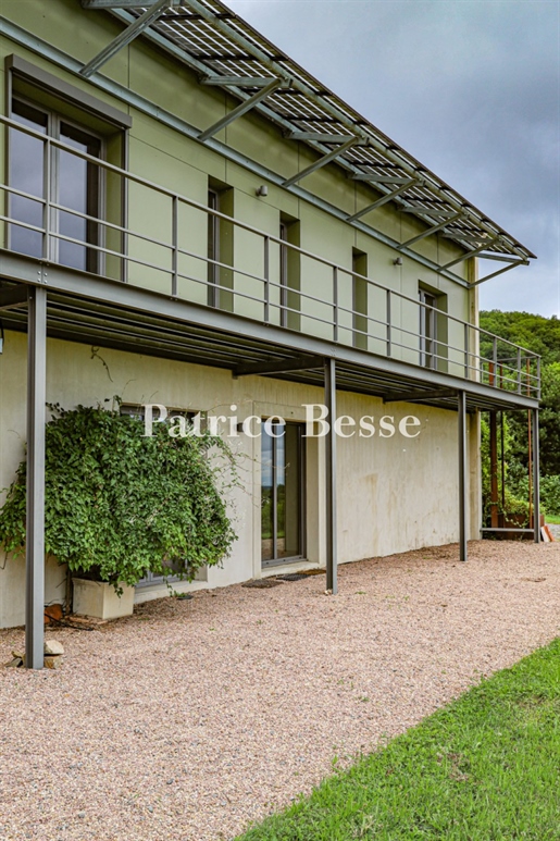 A contemporary house with grounds that cover 5,000m², near the town of Mâcon and an hour and fifteen