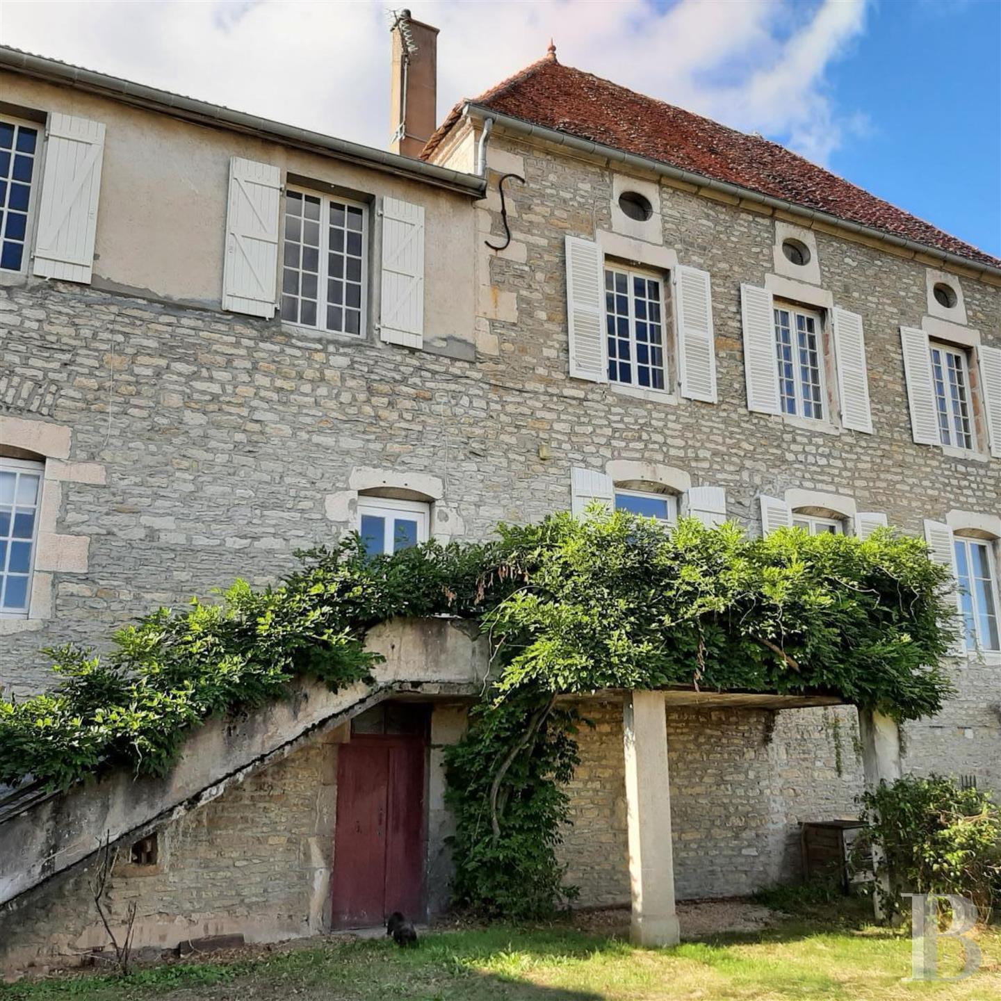 Au centre de Montbard, une maison de ville du 18e s , ses dépendances, sa cour et son jardin.