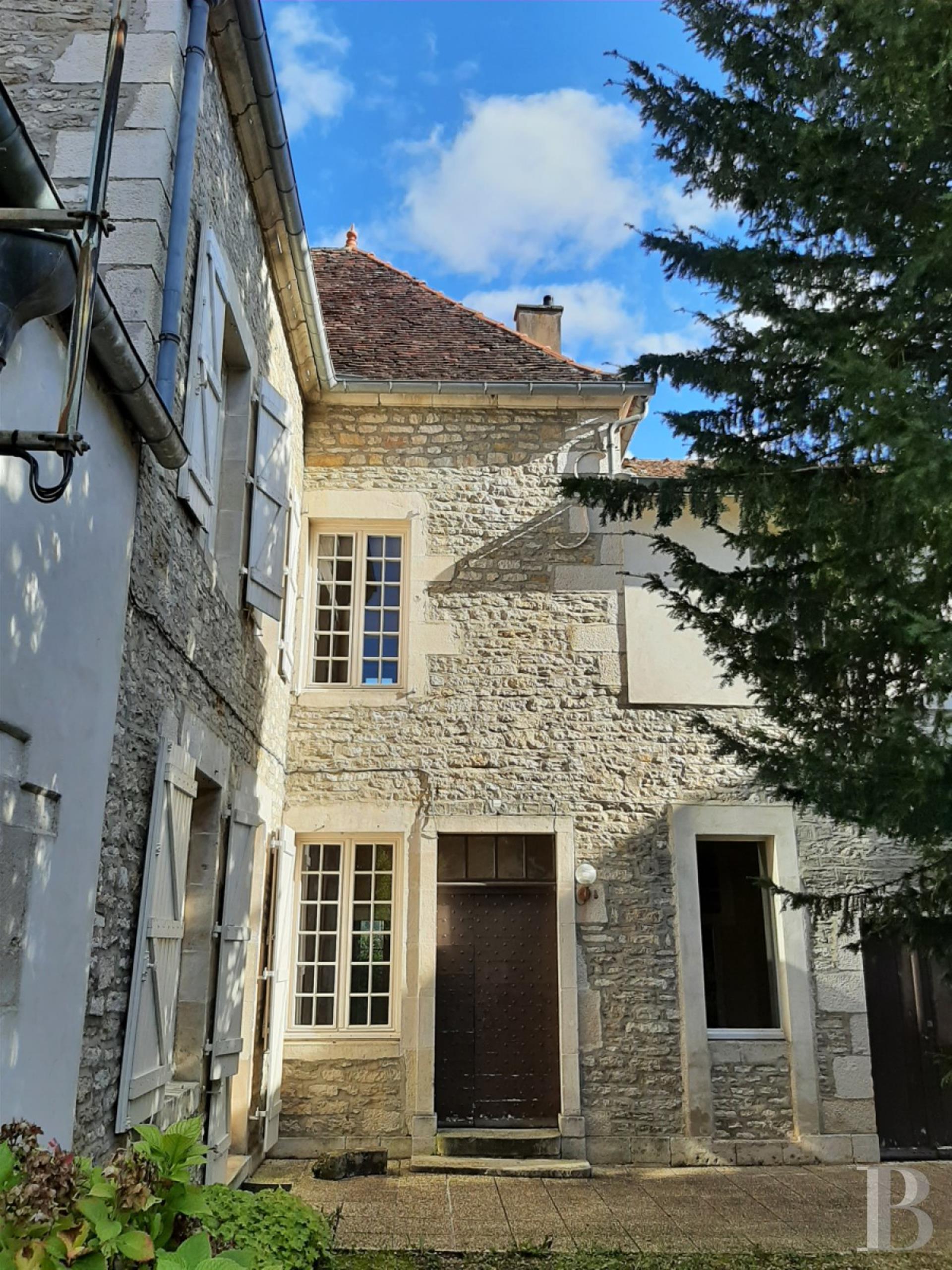 Au centre de Montbard, une maison de ville du 18e s , ses dépendances, sa cour et son jardin.