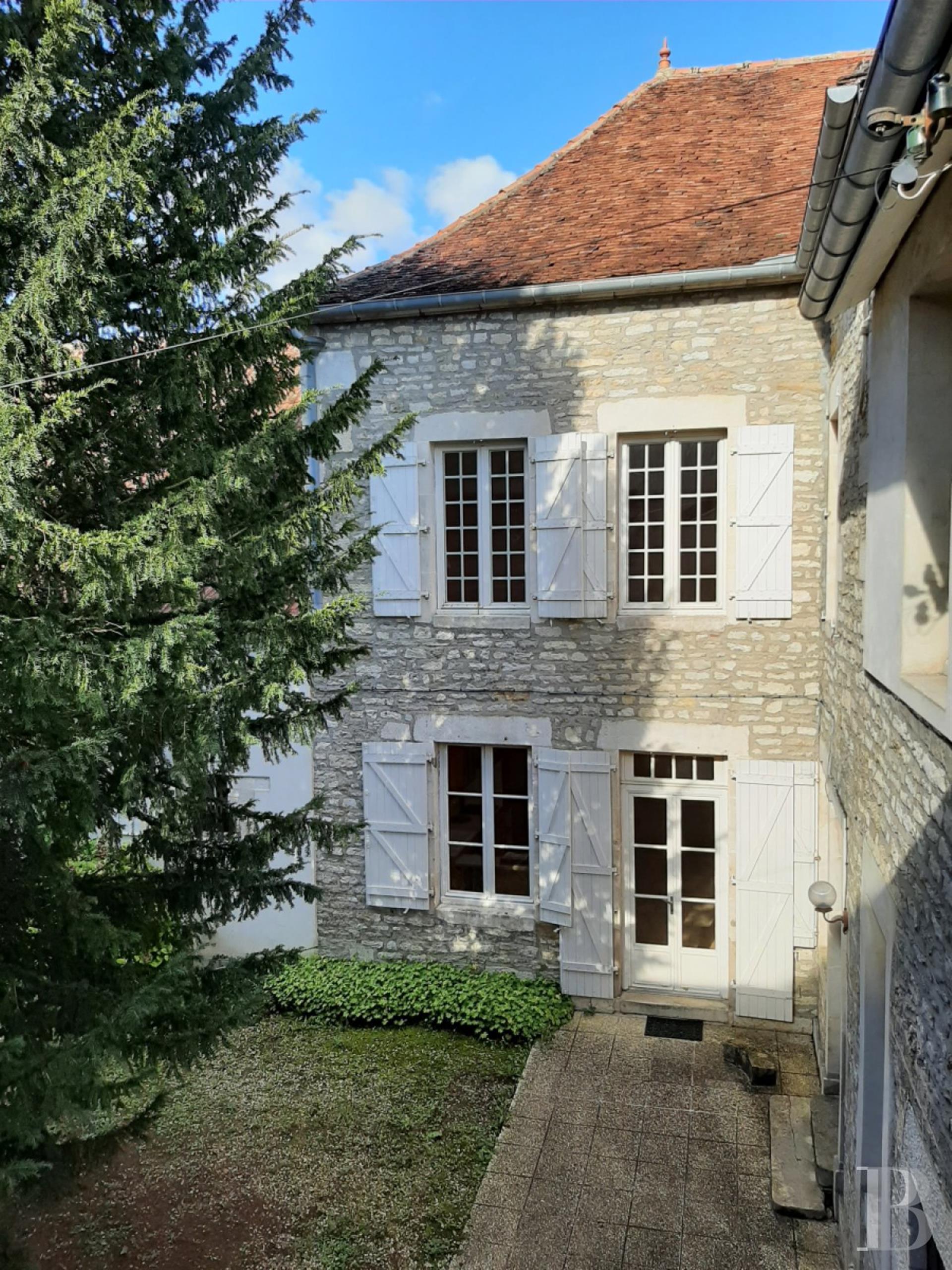 Au centre de Montbard, une maison de ville du 18e s , ses dépendances, sa cour et son jardin.