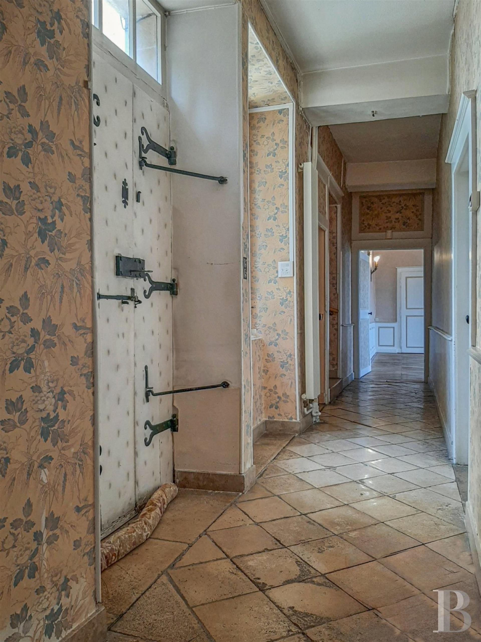Au centre de Montbard, une maison de ville du 18e s , ses dépendances, sa cour et son jardin.