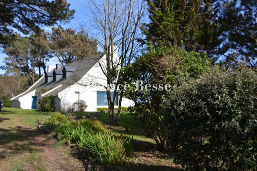 Dans le sud Finistère, une propriété de près d'un hectare, face à l'océan.