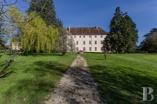 Entre Lyon et Genève, un appartement de 96 m² surplombant un village aindinois, dans un château du 1