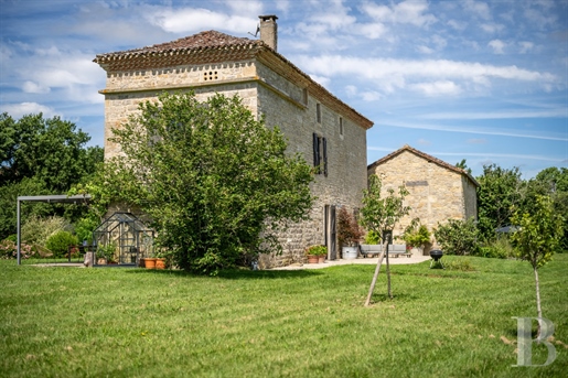 A well-renovated complex with a converted barn, a dovecote, a swimming pool and a house from the 17t