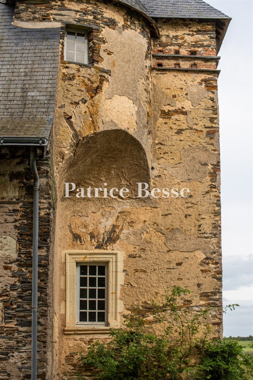 A listed historical monument Renaissance era manor with a formal garden, in the Loire Atlantique are