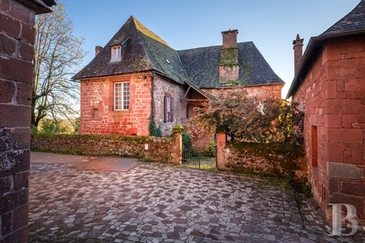 Într-un sat din Corrèze, o casă seniorială din secolul al 16-lea, cu terase, curți, grădină împădur