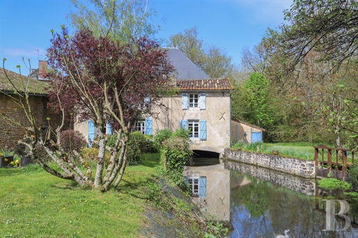 35 minuten van Poitiers, in een dorp, een molen gesticht in titel en zijn vele bijgebouwen.