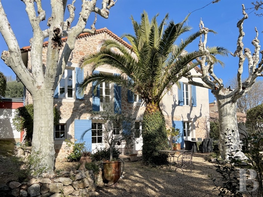A renovated farmhouse with a landscaped garden close to all amenities in the Accates district of Mar