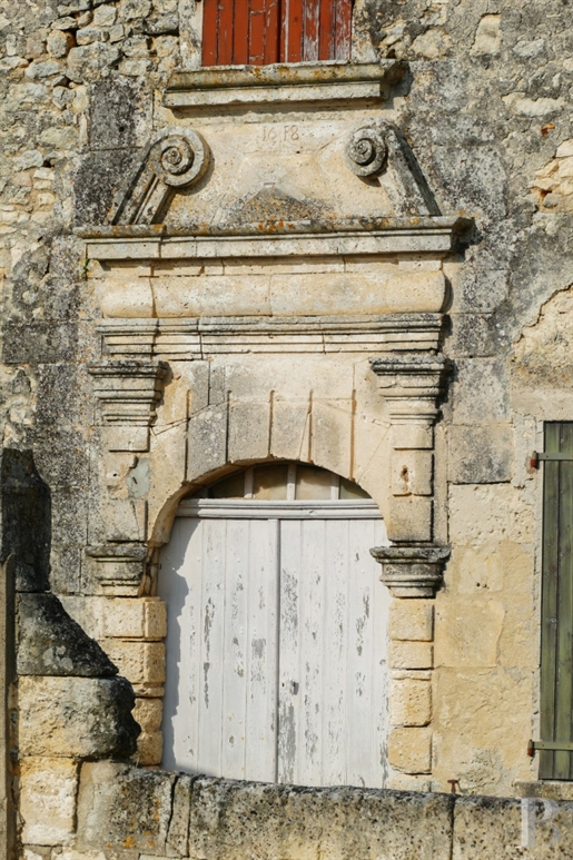 Op de grens van de Charente en de Dordogne, een te restaureren woning uit het begin van de 17e eeuw