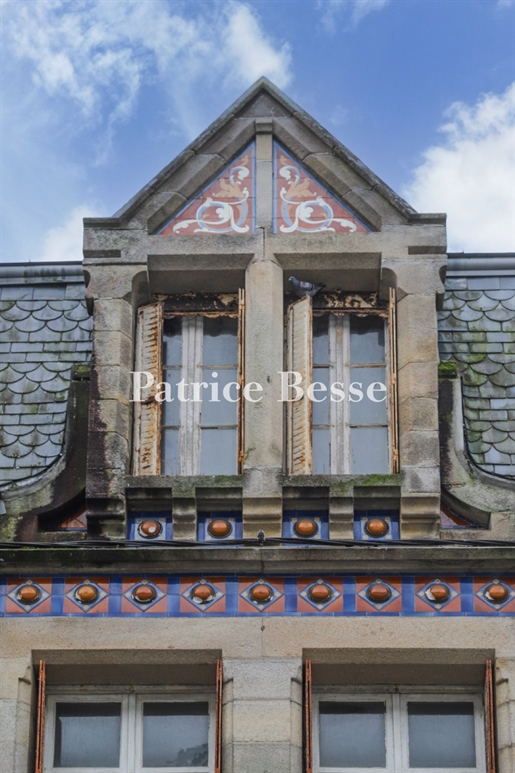 In the midst of Quimper, a mansion house, home and workshop of architect Gustave-Bigot.