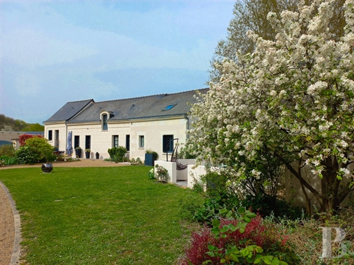 A set of three fully restored dwellings with outbuildings, swimming pool and a 2 300 m² garden halfw