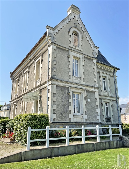 A turn-of-the-century manor house with an outbuilding and garden, 35 minutes northwest of Angers.