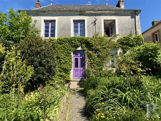 In einem Dorf in Mayenne, 2 Stunden von Paris entfernt, ein Haus aus dem Jahr 1820 mit Nebengebäude