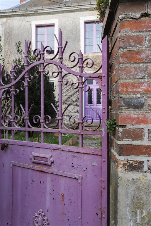 Dans un village de Mayenne, à 2 h de Paris, une maison de 1820 avec dépendances et jardin.