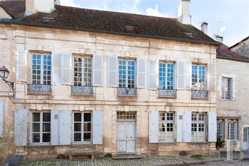 In Bourgondië, in het hart van een van de mooiste dorpen van Frankrijk, een 18e-eeuws herenhuis met