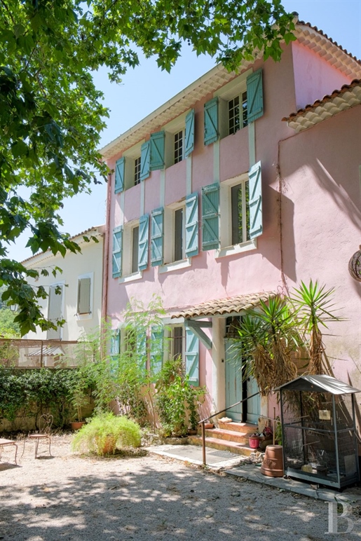 A 19th century bastide in need of renovation and its grounds of 2,600 m², set in a green valley 30 m