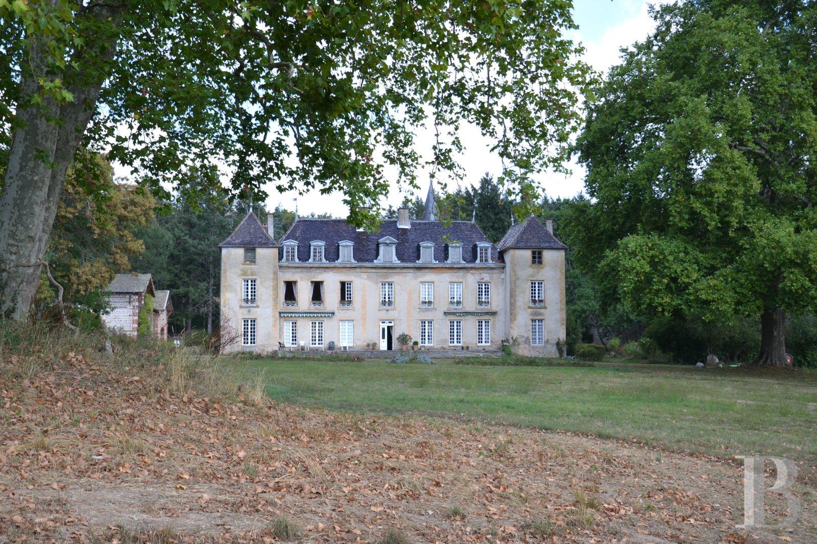 A large, 18th & 19th century, rural estate, with a chateau and outbuildings in 14 ha of parklands, m