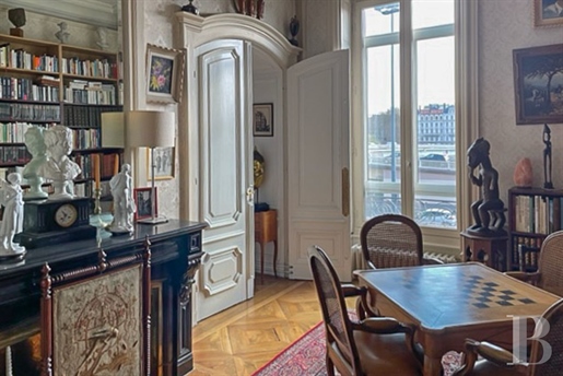 A 2nd floor flat of more than 100 m² with lift on the 'Presqu'île', the banks of the Rhône, in the 1