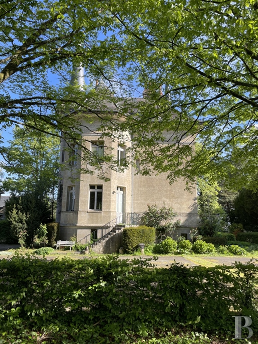 Au nord de Rennes, au centre d'un village, une maison de maître du 19e s d'une surface de 275 m² env