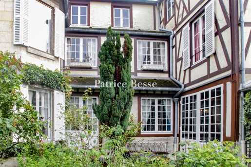 A townhouse steeped in history and its outbuildings 90 km from Paris, in the centre of Compiègne.
