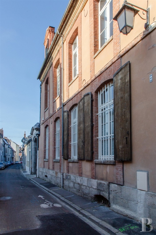 A renovated 18th-century house with a walled garden, nestled in the historical town of Sens, Burgund