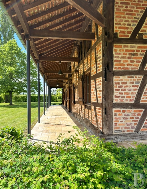 In Bresse Bourguignonne, een elegante gerenoveerde 18e-eeuwse boerderij, de bijgebouwen, het zwemba