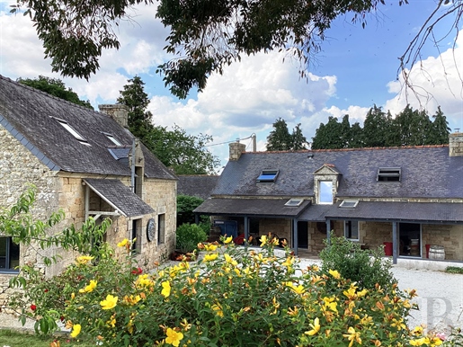 In het zuiden van Morbihan, in de rust van het platteland, een boerderij en bijgebouw op 2000 m² gr