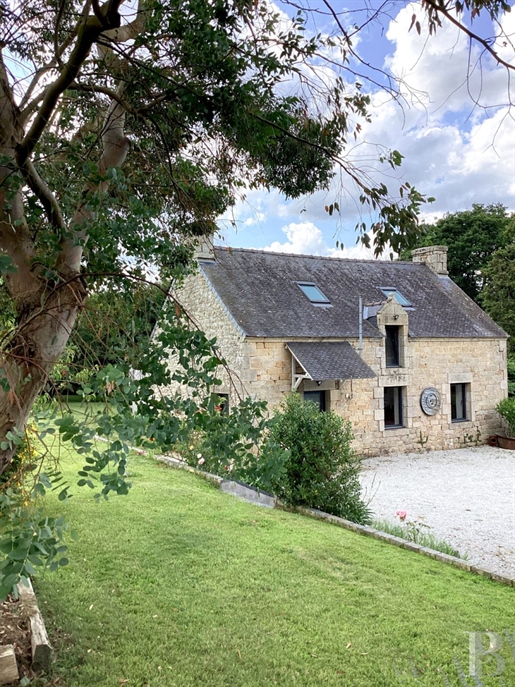 In het zuiden van Morbihan, in de rust van het platteland, een boerderij en bijgebouw op 2000 m² gr