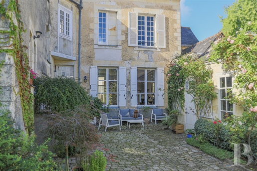 Im Anjou, im Zentrum einer kleinen historischen Stadt, befindet sich ein Stadthaus mit umzäuntem Ga