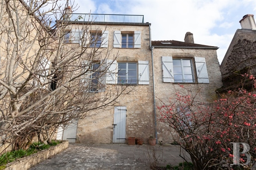 In Bourgondië, in het hart van Vézelay, een karaktervol huis, met binnenplaats en aangrenzende tuin.