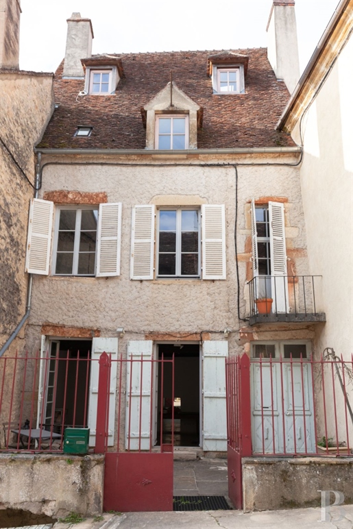 In Bourgondië, in het hart van Vézelay, een karaktervol huis, met binnenplaats en aangrenzende tuin.