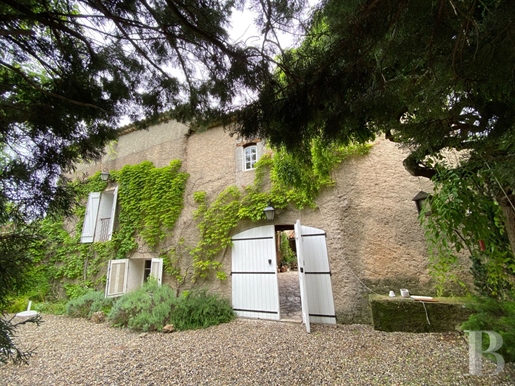 A former 18th century farmstead with inner courtyard in a peaceful hamlet near Le Thoronet.