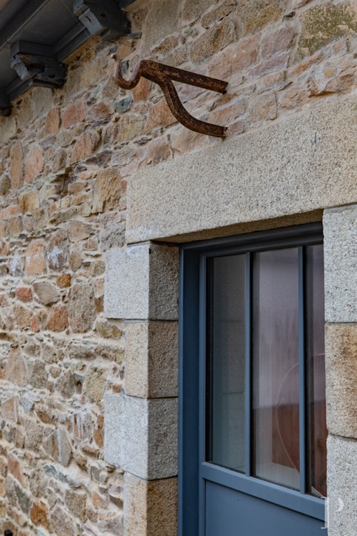 A former cider factory from 1892, masterfully converted into a dwelling and nestled on Brittany's be