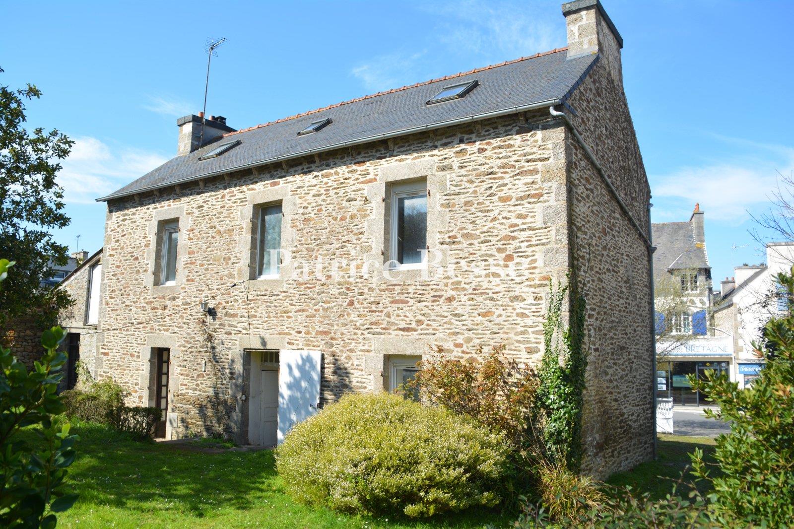 A 19th-century villa with outbuildings and a 1,900-m² garden, less than 100 metres from a white sand