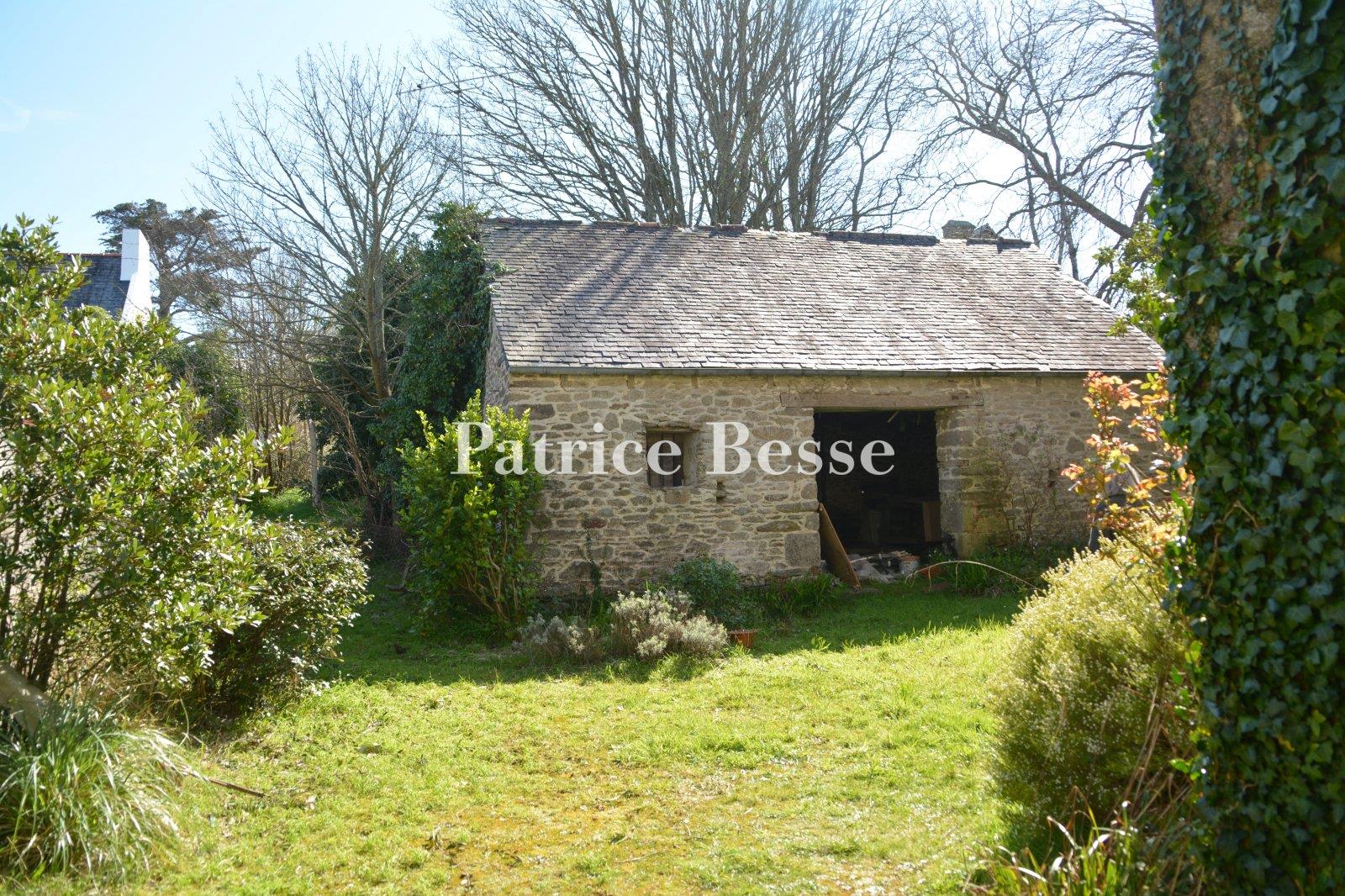 A 19th-century villa with outbuildings and a 1,900-m² garden, less than 100 metres from a white sand