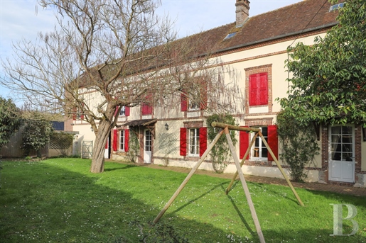 A water mill dating from 1683 and its 7,000 m² of wooded grounds in the Avre valley, 90 km from Pari