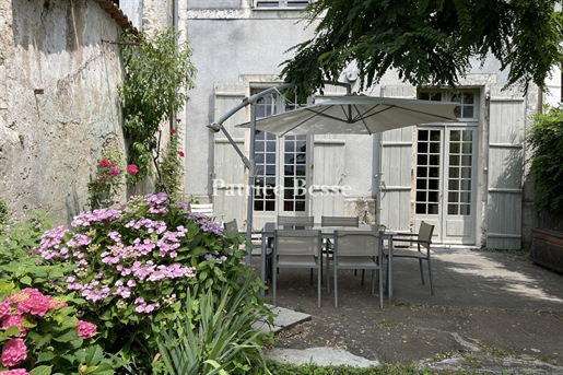 Au sein du Périgord vert, dans le quartier historique de Nontron, une maison de ville sur cinq nivea